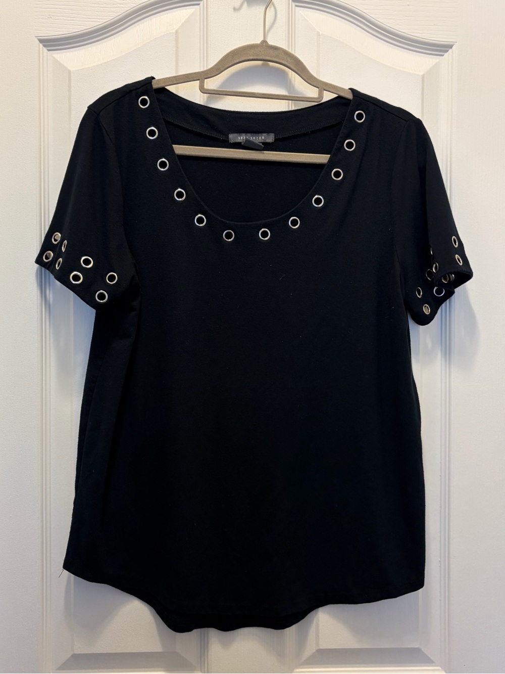 🎉⚡️ 5 for $25 🛍️‼️Women's Black Scoop Neck Tee with Silver Grommet Trim sz.L